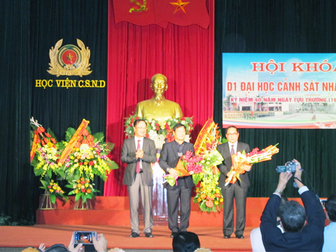 Đồng chí Nguyễn Văn Thành, Ủy viên TW Đảng, Phó chánh Văn phòng TW Đảng (nay là Thứ trưởng Bộ Công an) tặng hoa và quà cho các đồng chí cựu sinh viên khóa D1 được nhận chức danh Phó giáo sư