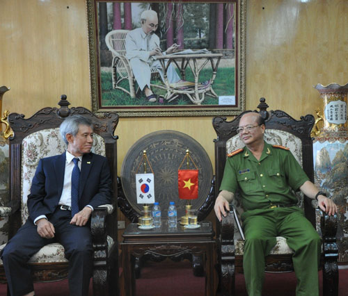 Đồng chí Đại tá Trần Minh Chất, Phó Giám đốc Học viện CSND thân mật tiếp ông Kim Kiun - Hiệu trưởng trường Đại học Kyonggi