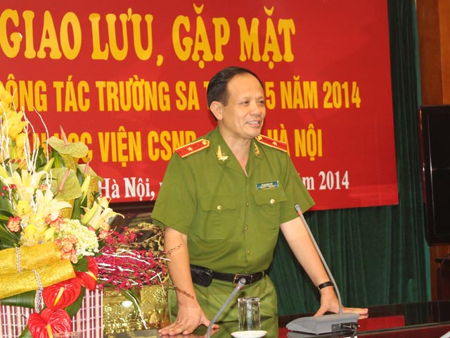 Đồng chí Thiếu tướng, PGS. TS. Phạm Ngọc Hà, Phó Giám đốc Học viện ôn lại những kỷ niệm trong chuyến đi với các thành viên