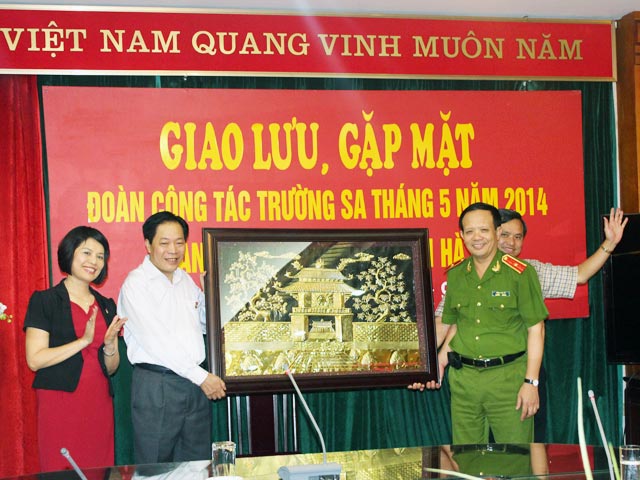 Đoàn Hà Nội tặng quà lưu niệm cho Học viện CSND