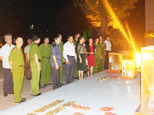 Đồng chí Nguyễn Xuân Yêm, Giám đốc Học viện CSND cùng đoàn Hà Nội đi thăm quan Khu chủ quyền Biển đảo trong khuôn viên Học viện