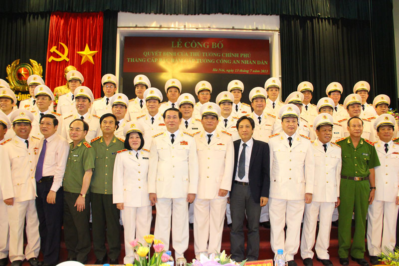 Các đồng chí đại biểu, lãnh đạo Bộ Công an cùng các đồng chí được thăng cấp bậc hàm cấp Tướng CAND năm 2013 chụp ảnh lưu niệm