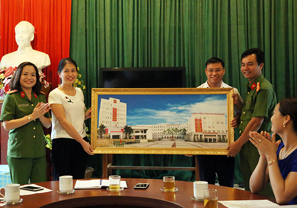 Lãnh đạo phòng CTĐ, CTCT&CTQC - Học viện CSND tặng tranh lưu niệm cho trường Tiểu học Thái Niên 1