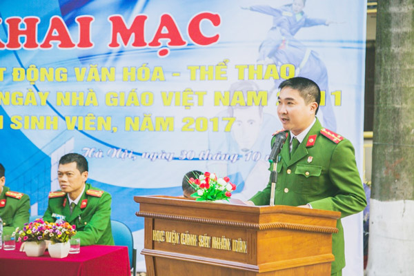 Đại úy Lê Văn Tư - Phó Trưởng phòng Quản lý học viên phát biểu động viên các đội tuyển tham gia dự thi