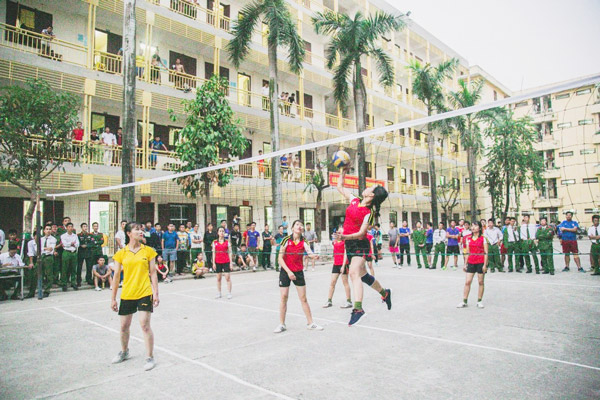 Các trận thi đấu bóng chuyền nữ cũng thu hút đông đảo các học viên tham gia cổ vũ