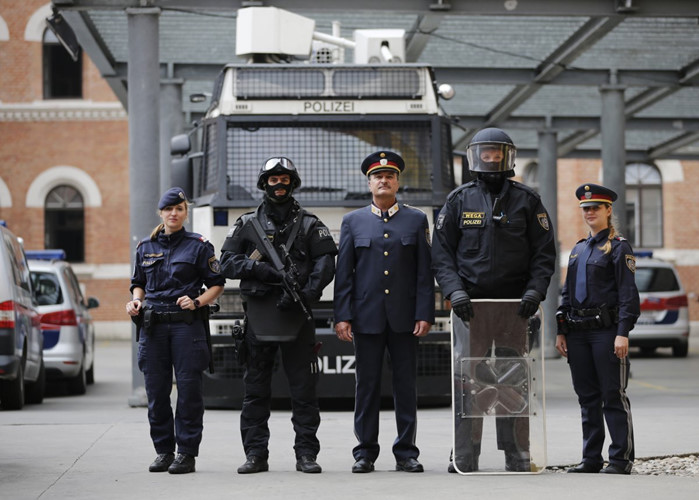 Cảnh sát Áo với các lực lượng từ Sĩ quan chỉ huy, nhân viên văn phòng, nhân viên tuần tra, chống bạo động và chống khủng bố