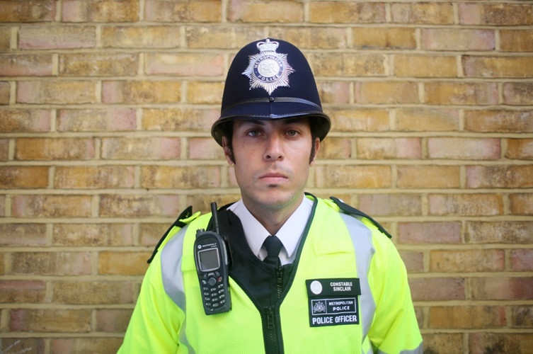 Còn cảnh sát Anh vẫn giữ được chiếc mũ rất truyền thống đã có từ hàng trăm năm trước