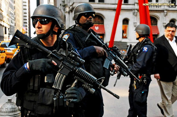 Cảnh sát Mỹ thường rất hay đeo kính râm vừa để che nắng, vừa để họ có thể nhìn chằm chằm theo dõi một ai đó mà không tỏ ra bất lịch sự. Dĩ nhiên trang bị vũ khí của họ cũng thuộc vào hàng khủng trên thế giới