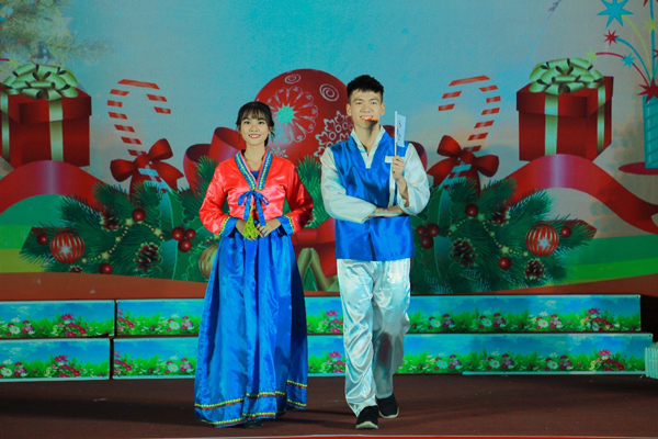 Sinh viên Học viện CSND lộng lẫy trong quốc phục của Hàn Quốc “Hanbok” trong phần trình diễn trang phục truyền thống các quốc gia trên thế giới