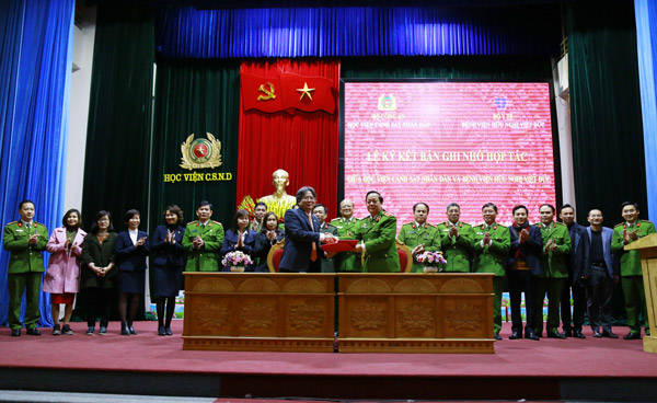 Trung tướng, GS.TS Nguyễn Xuân Yêm, Giám đốc Học viện CSND và GS.TS Trần Bình Giang, Giám đốc Bệnh viện Hữu nghị Việt Đức ký kết ghi nhớ hợp tác giữa hai đơn vị