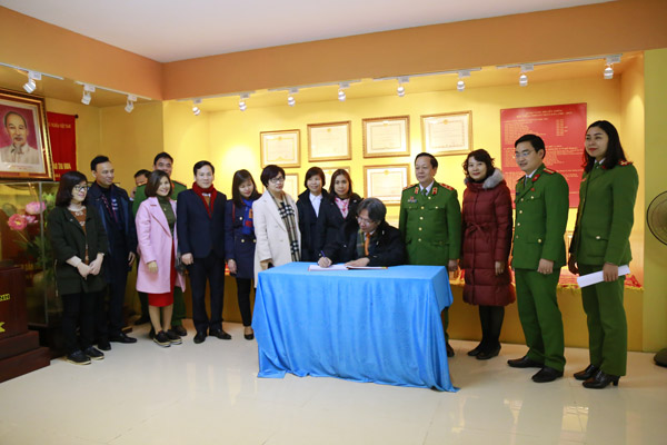 GS.TS Trần Bình Giang, Giám đốc Bệnh viện Hữu nghị Việt Đức viết sổ lưu niệm tại phòng truyền thống Học viện CSND