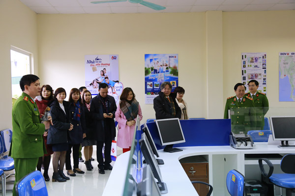 Đoàn cán bộ bệnh viện Hữu nghị Việt Đức tham quan phòng nghiệp vụ của khoa Cảnh sát kinh tế