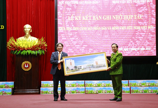 Trung tướng, GS.TS Nguyễn Xuân Yêm, Giám đốc Học viện CSND trao tặng quà lưu niệm cho GS.TS Trần Bình Giang, Giám đốc Bệnh viện Hữu nghị Việt Đức