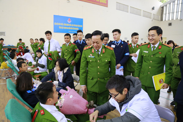 Nhân dịp lễ ký kết, Đoàn Thanh niên Học viện CSND đã phối hợp với bệnh viện Hữu Nghị Việt Đức tổ chức hiến máu tình nguyện tại Học viện