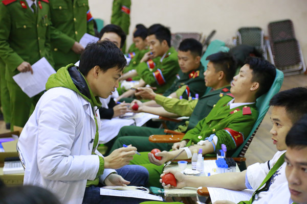 Kết thúc buổi hiến máu, Ban Tổ chức đã thu được hơn 1000 đơn vị máu phục vụ cho công tác cứu chữa người bệnh