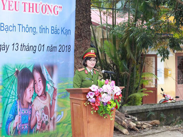 Trung tá Hoàng Ngọc Nguyễn Hồng - Phó Trưởng Khoa Ngoại Ngữ phát biểu tại buổi lễ