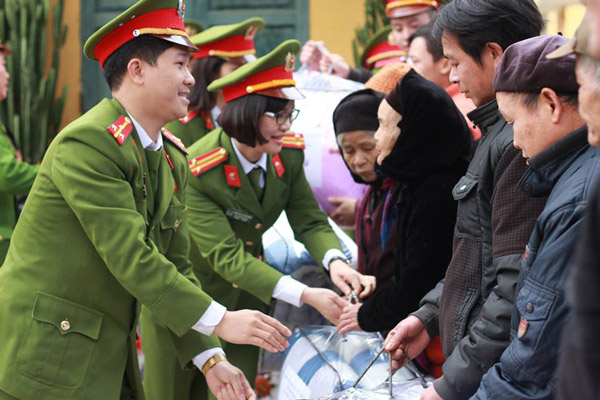 Đoàn thiện nguyện trao quà cho các gia đình có hoàn cảnh khó khăn của xã Sỹ Bình