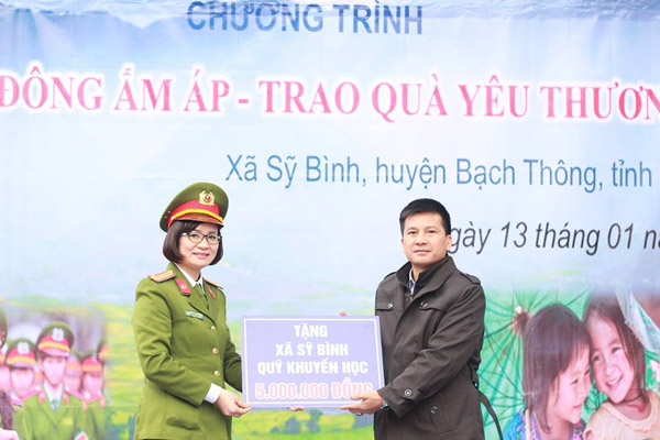 Thay mặt đoàn thiện nguyện, Trung tá Hoàng Ngọc Nguyễn Hồng - Phó Trưởng Khoa Ngoại Ngữ trao tặng 5 triệu đồng cho Quỹ khuyến học xã Sỹ Bình