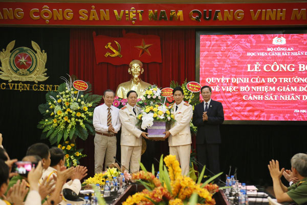 Các đồng chí nguyên là Giám đốc Học viện CSND chúc mừng đồng chí Đại tá, GS.TS Trần Minh Hưởng