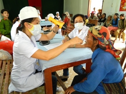 Các nữ y, bác sĩ Bệnh xá Công an tỉnh Quảng Ngãi khám bệnh cho đồng bào dân tộc ở huyện Tây Trà.