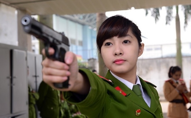 Nữ học viên Trường Học viện Cảnh sát nhân dân thực hành bắn súng