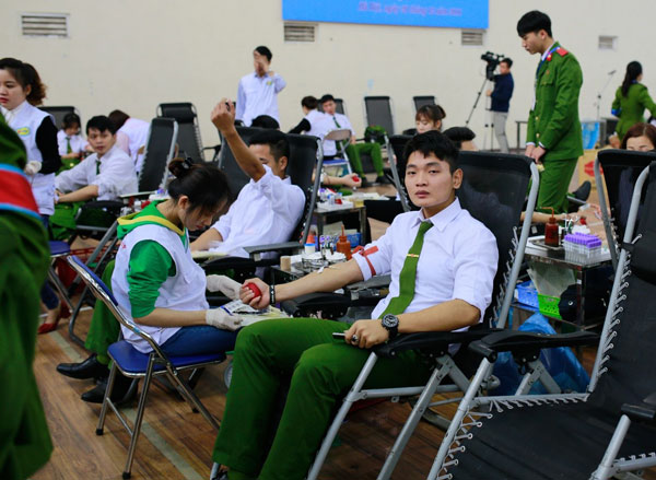 Hiến máu tình nguyện là hoạt động được tổ chức thường xuyên tại nhà trường. Thông qua chương trình, các cán bộ, chiến sĩ hiểu được tầm quan trọng của từng giọt máu cứu người