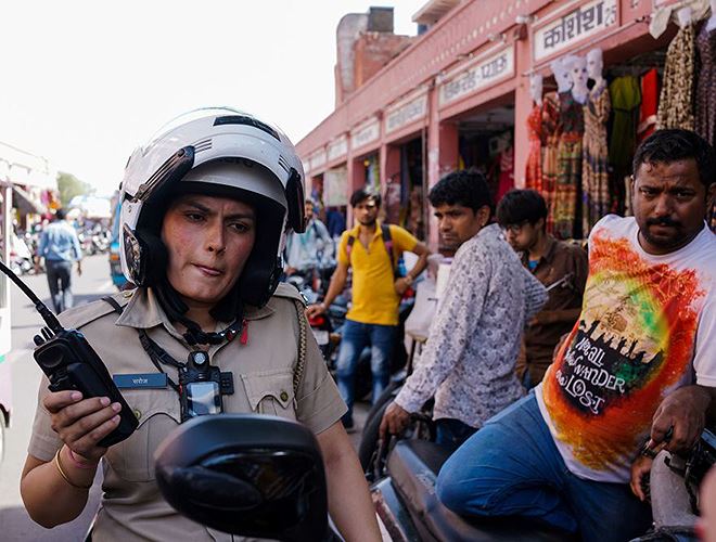 Trong bức ảnh được chụp ngày 14-6-2017, Saroj Chodhuary, nữ sĩ quan Cảnh sát Ấn Độ nghe bộ đàm tại một khu chợ cổ ở Jaipur