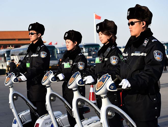 Các nữ Cảnh sát Trung Quốc tuần tra an ninh trong thời gian diễn ra hội nghị tại Đại lễ đường nhân dân ở Thủ đô Bắc Kinh năm 2015