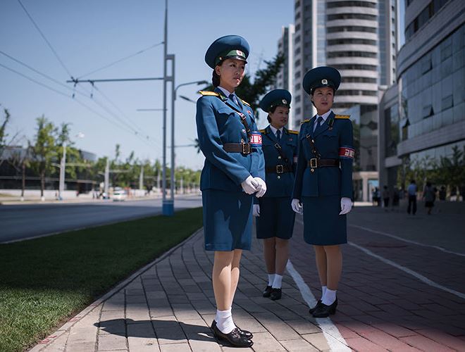Trong bức ảnh được chụp ngày 4-6-2017, các nữ sĩ quan cảnh sát giao thông làm nhiệm vụ tại một giao lộ ở Thủ đô Bình Nhưỡng, Triều Tiên