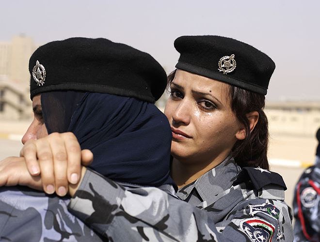 Một nữ sĩ quan Cảnh sát Iraq rơi lệ trong lễ tốt nghiệp tại Đại học Cảnh sát ở ở Thủ đô Baghdad ngày 9-1-2009