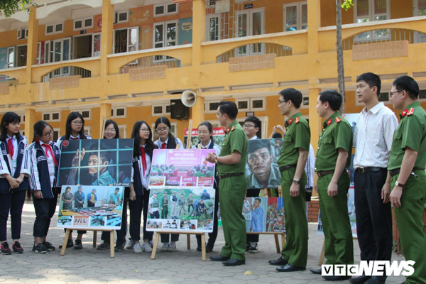 Chương trình diễn ra sôi nổi với sự tham gia của khoảng 1.700 học sinh và giáo viên trường THCS Nguyễn Trường Tộ