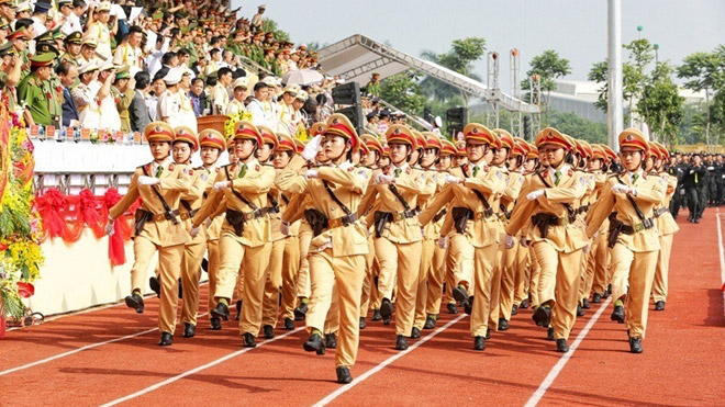 Các nữ học viên Cảnh sát giao thông tham gia diễu hành tại Lễ kỷ niệm 50 năm thành lập Học viện CSND