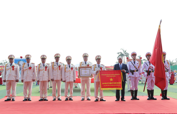Thủ tướng Nguyễn Xuân Phúc trao tặng danh hiệu Anh hùng lực lượng vũ trang nhân dân cho Học viện CSND