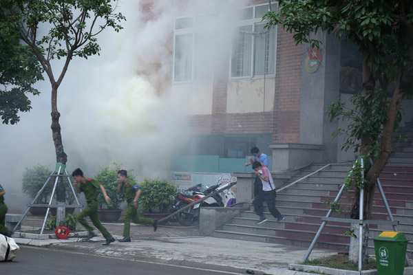 Phần thực hành diễn tập, xử lý tình huống chữa cháy, cứu hộ, cứu nạn do Công đoàn Cảnh sát PCCC thành phố Hà Nội và Công đoàn cơ sở Học viện CSND phối hợp thực hiện