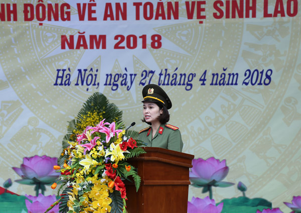 Thiếu tá Công Thanh Thảo, Phó Chủ tịch Công đoàn CAND trình bày báo cáo tổng kết các hoạt động Tháng công nhân 2017