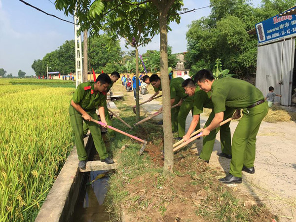 Các sinh viên dọn dẹp vệ sinh môi trường trên địa bàn xã Hương Mai, huyện Việt Yên, tỉnh Bắc Giang