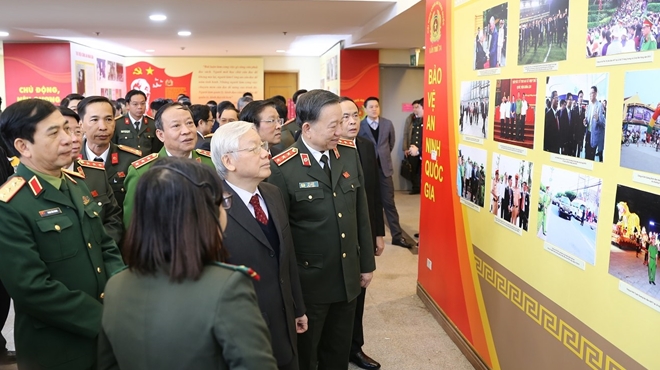 Tổng Bí thư, Chủ tịch nước Nguyễn Phú Trọng cùng lãnh đạo Bộ Công an tham quan triển lãm