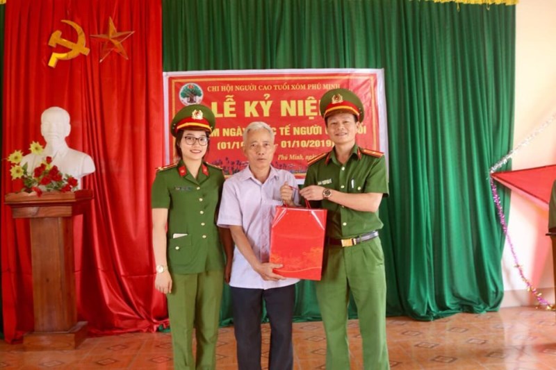 Các thầy cô cùng các học viên Khóa D44 tham gia lễ kỷ niệm 29 năm ngày quốc tế người cao tuổi tại xã Đào Xá, huyện Phú Bình, tỉnh Thái nguyên
