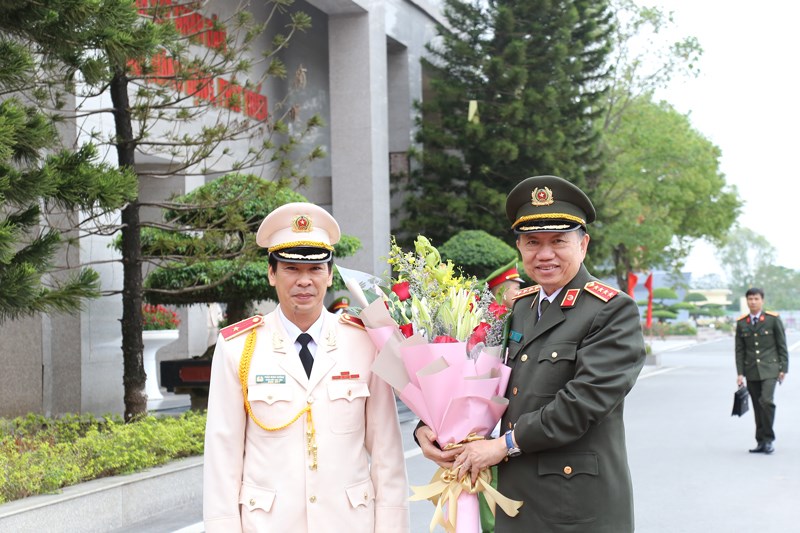 Học viện CSND tặng hoa chào mừng đồng chí Đại tướng, Bộ trưởng Tô Lâm tới dự Lễ kỷ niệm ngày Nhà giáo Việt Nam 20/11