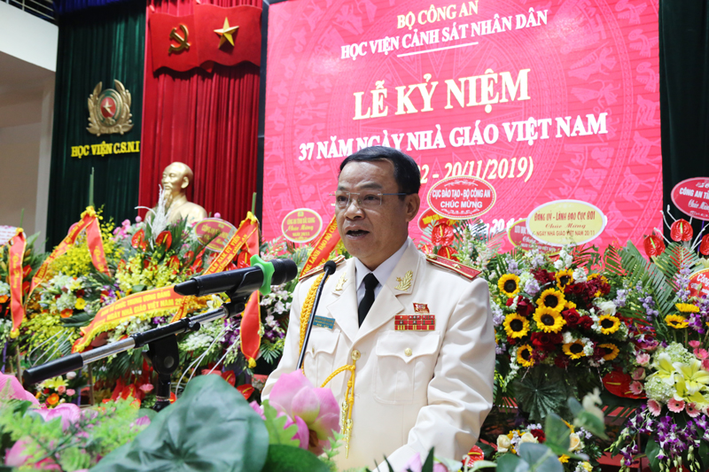Thiếu tướng, PGS.TS Đặng Xuân Khang, Phó Giám đốc Học viện CSND đọc diễn văn kỷ niệm ngày Nhà giáo Việt Nam 20/11