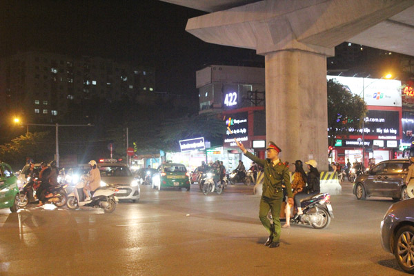 Có mặt trên hầu hết các chốt giao thông, các học viên đã hỗ trợ tích cực cho Công an thành phố Hà Nội và nhân dân Thủ đô được di chuyển an toàn, thuận lợi trong những ngày giáp Tết