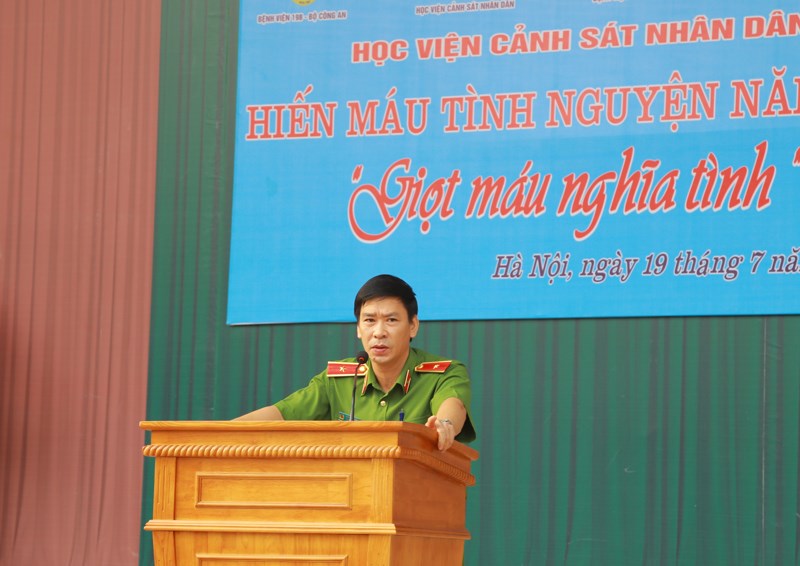 Thiếu tướng, GS.TS Trần Minh Hưởng - Giám đốc Học viện phát biểu vận động cán bộ, học viên tham gia hiến máu