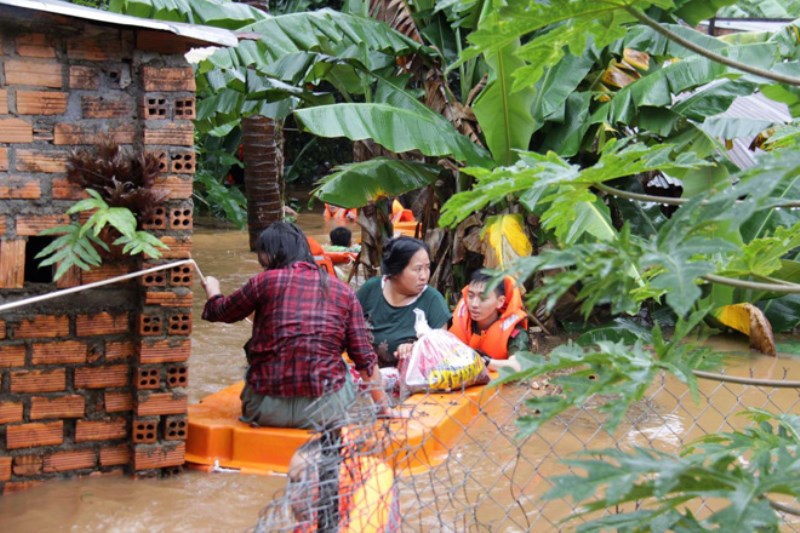 Mưa lớn kéo dài suốt 2 ngày 6-7/8 gây thiệt hại nặng trên địa bàn tỉnh Đắk Lắk. Hàng trăm hộ dân ở các địa bàn khác nhau bị lũ bao vây, ngập sâu trong biển nước.