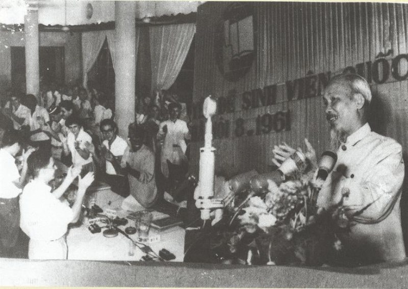 Chủ tịch Hồ Chí Minh đến thăm và nói chuyện với Hội nghị sinh viên quốc tế họp tại Hà Nội, tháng 8/1961. (Nguồn: Tài liệu lưu trữ Bộ Ngoại giao)