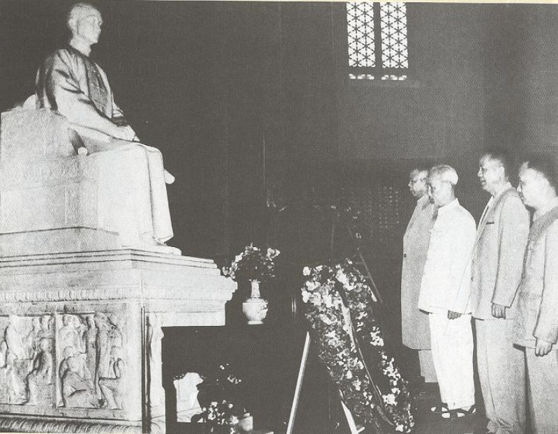 Chủ tịch Hồ Chí Minh viếng Lăng Tôn Trung Sơn (Trung Quốc), người đề xướng Chủ nghĩa Tam dân: Dân tộc độc lập, dân quyền tự do, dân sinh hạnh phúc, ngày 18/5/1961. (Nguồn: Bảo tàng Hồ Chí Minh)