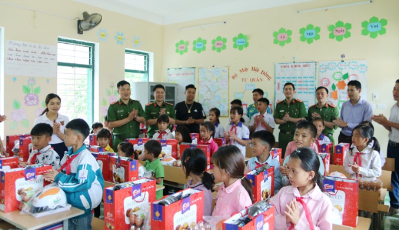 Hành trình tình nguyện bước sang ngày thứ 3 với các hoạt động tại trường tiểu học Tủa Thàng 2, huyện Tủa Chùa, tỉnh Điện Biên