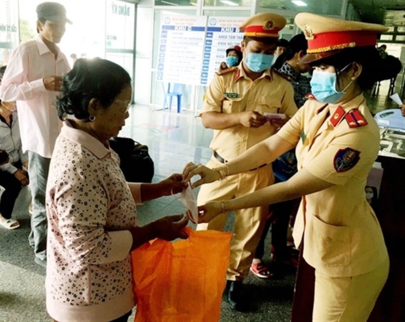 Lực lượng CSGT Công an tỉnh Sóc Trăng tặng khẩu trang miễn phí cho người dân