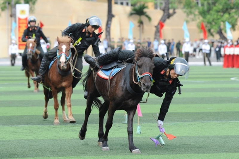 Cán bộ chiến sỹ điều khiển ngựa điêu luyện trong xử lý tình huống...