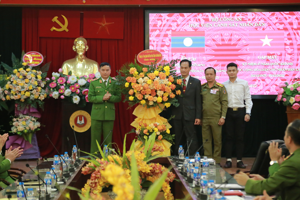 Thiếu tướng, GS. TS Nguyễn Đắc Hoan, Phó Giám đốc Học viện CSND thay mặt Đảng ủy, Ban Giám đốc Học viện tặng hoa chúc mừng học viên Lào nhân dịp Quốc khánh