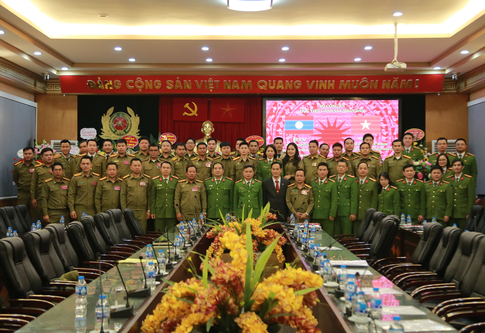 Các đại biểu và đại diện học viên Lào đang học tập tại Học viện CSND chụp ảnh lưu niệm
